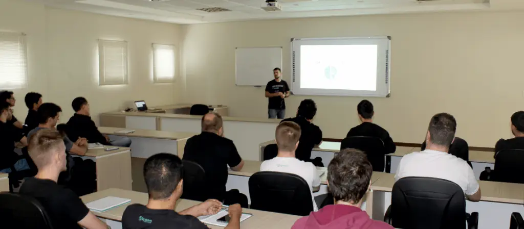 System promove tarde de treinamento a seus programadores