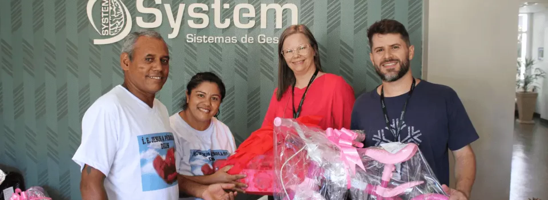 Colaboradores da System adotam dezenas de cartinhas ao Papai Noel
